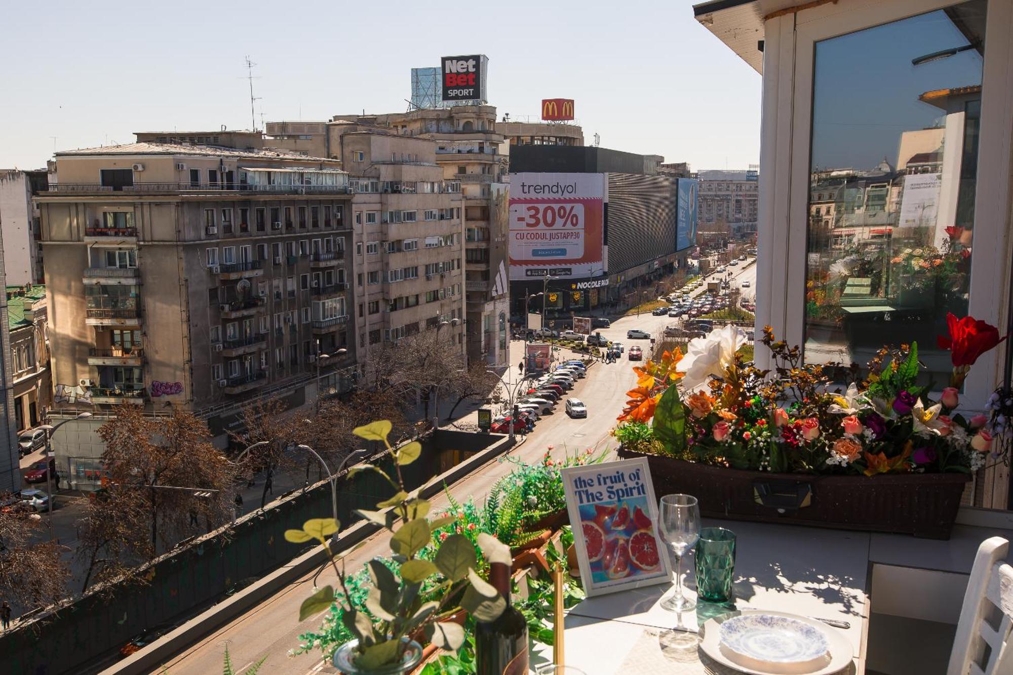 Old Town Apartment With Amazing View From The Balcony Bucureşti Ngoại thất bức ảnh