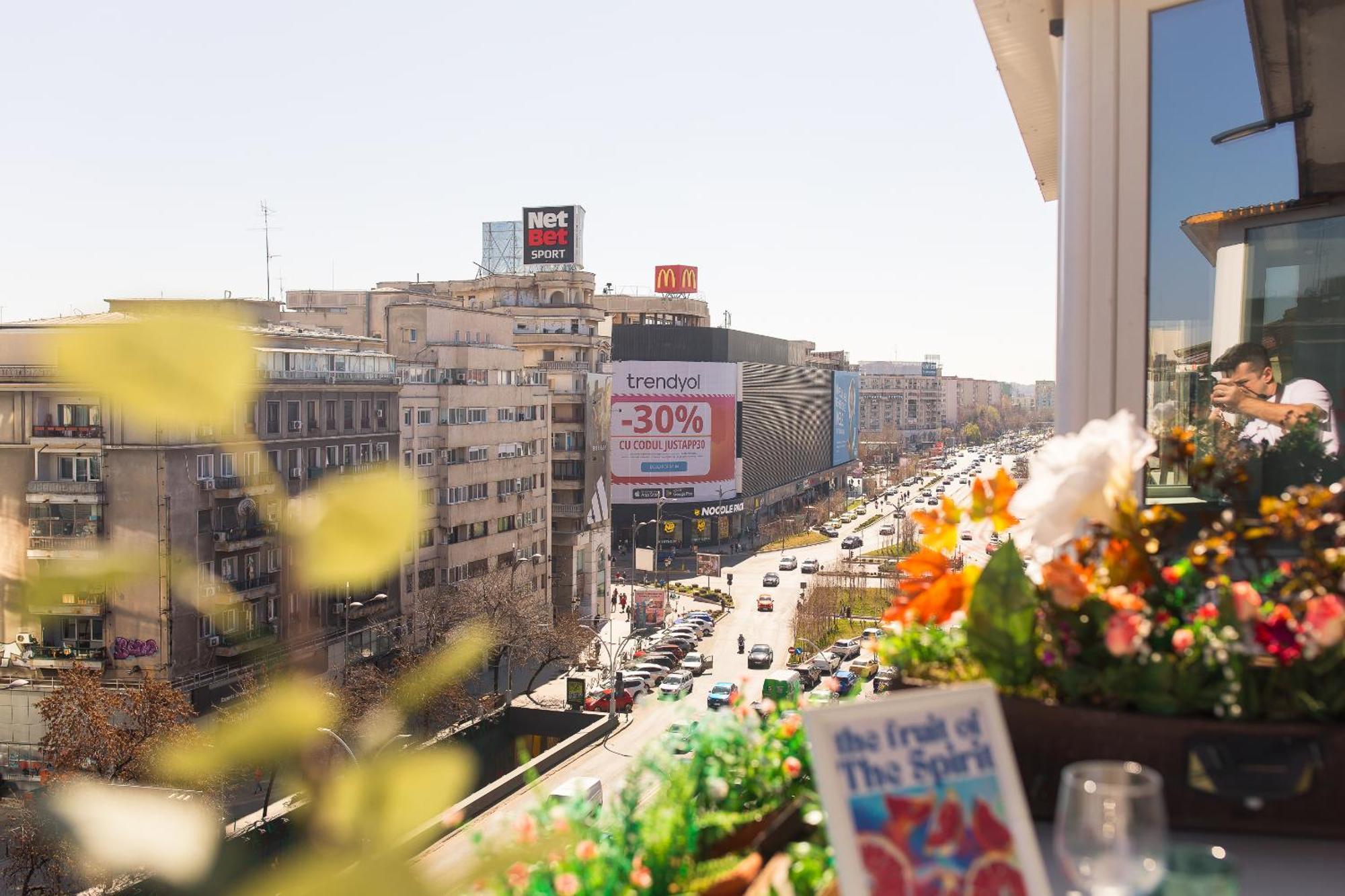 Old Town Apartment With Amazing View From The Balcony Bucureşti Ngoại thất bức ảnh